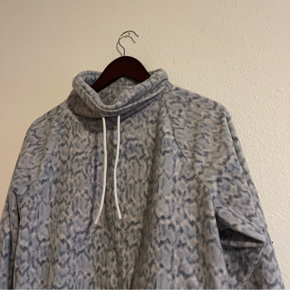 Old Navy Women’s Cropped Cowl Neck Gray/ Blue Print Fleece Size Small